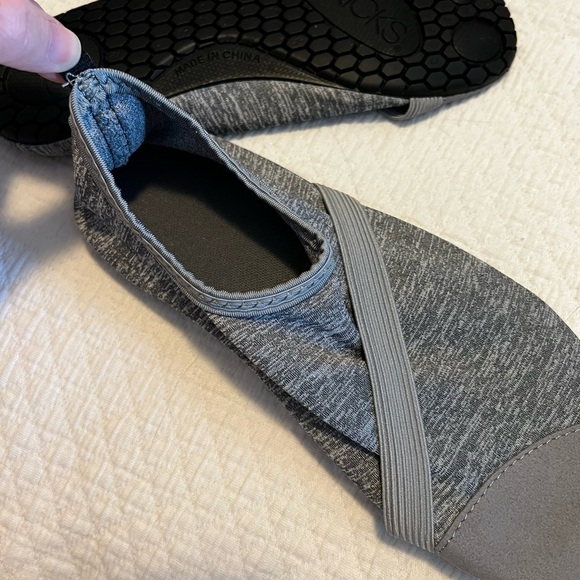Fit kicks in Medium size 7-8. Great for around the pool or yoga! Gray. - Picture 2 of 4